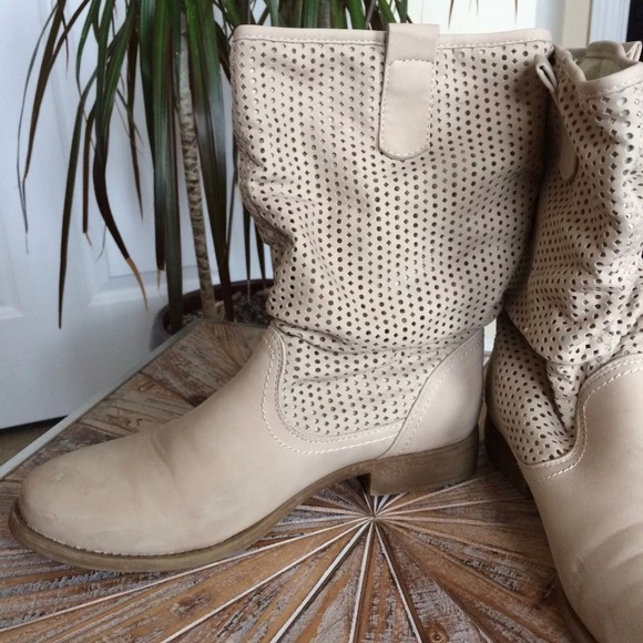 Used CGM Size 10 Cream Laser Cut Detailed Booties - Picture 2 of 8